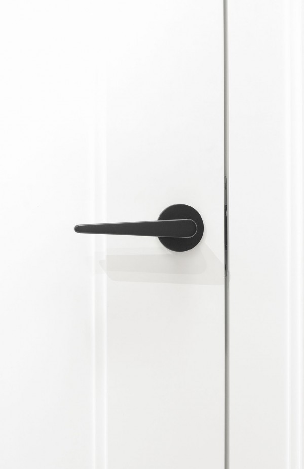 Maniglia per porta Tupai 1967 di colore nero montata su una porta bianca (cliente Ormesson)